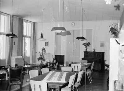 850910 Interieur van een woonkamer in het klooster van de Zusters van O.L. Vrouw ter Eem in Amersfoort (Deken ...